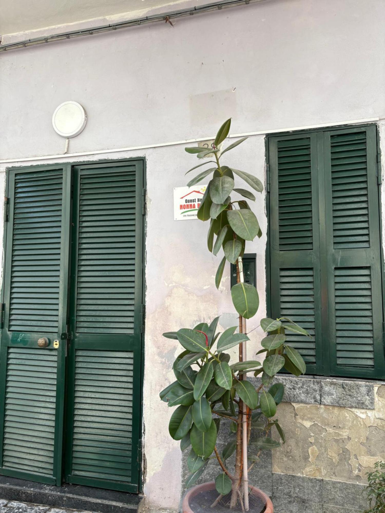 Guest House “Nonna Rossa” เนเปิลส์ ภายนอก รูปภาพ