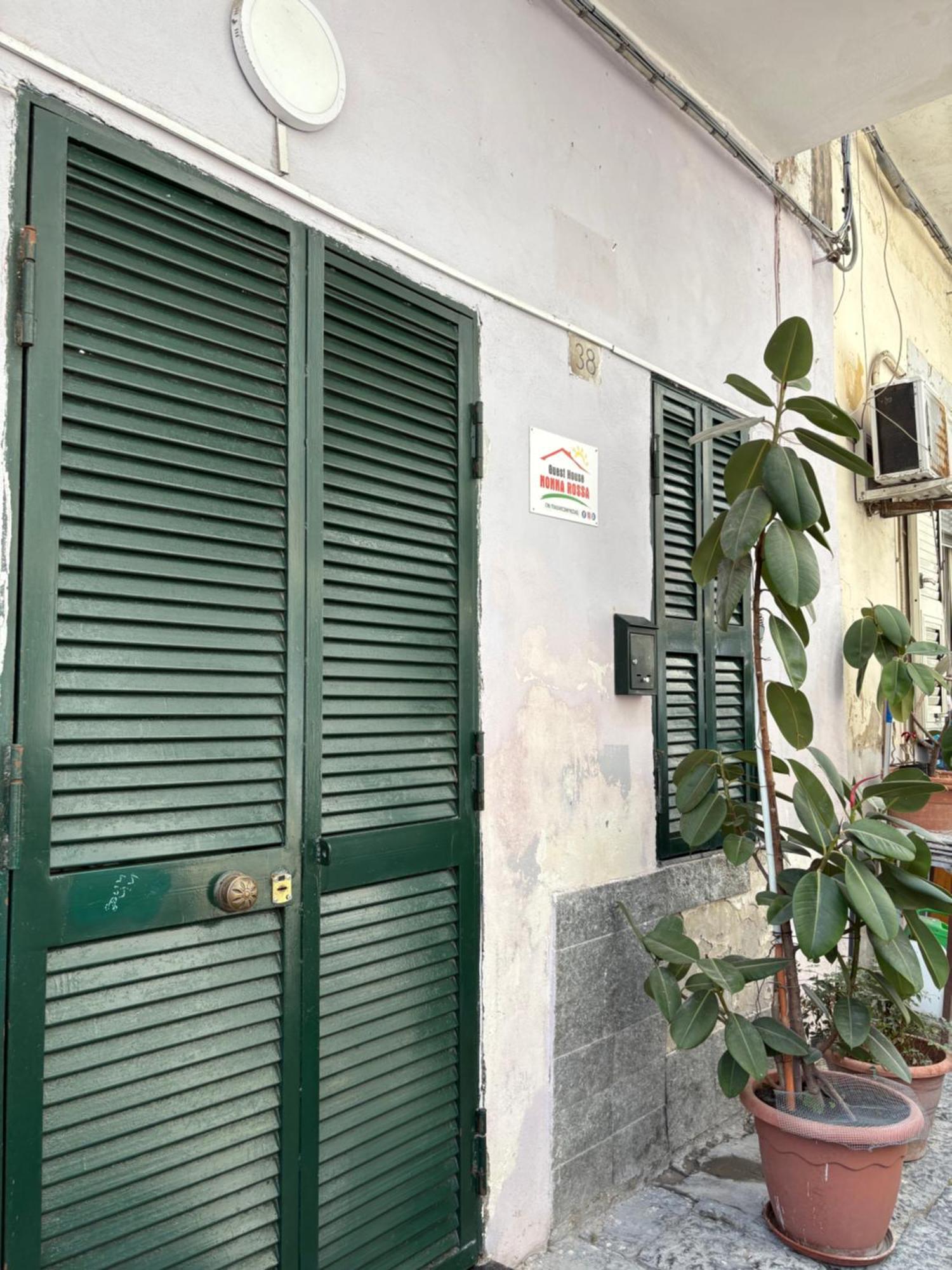 Guest House “Nonna Rossa” เนเปิลส์ ภายนอก รูปภาพ